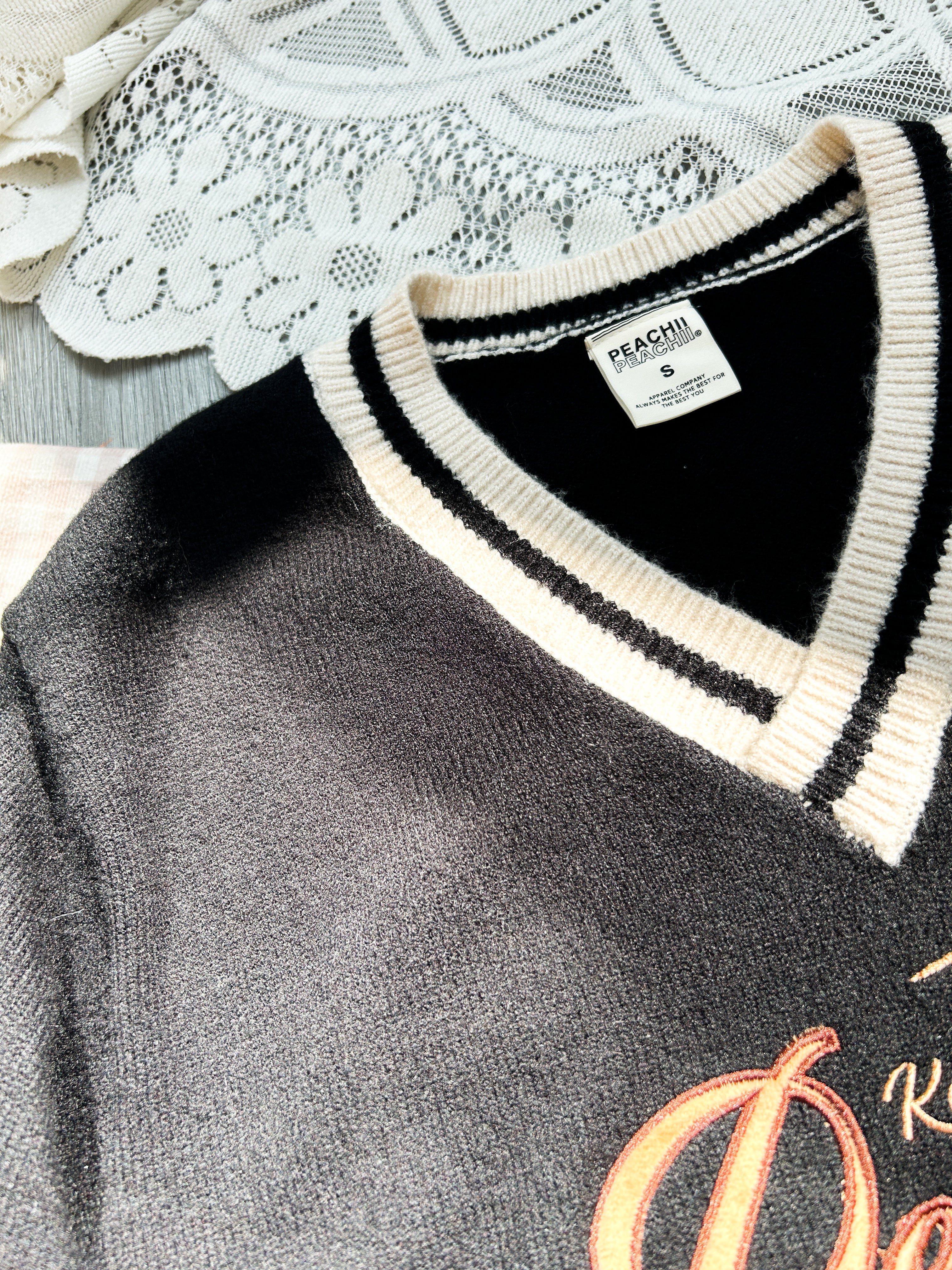 Peachii Embroidery V-Neck Knitwear Black EA1293