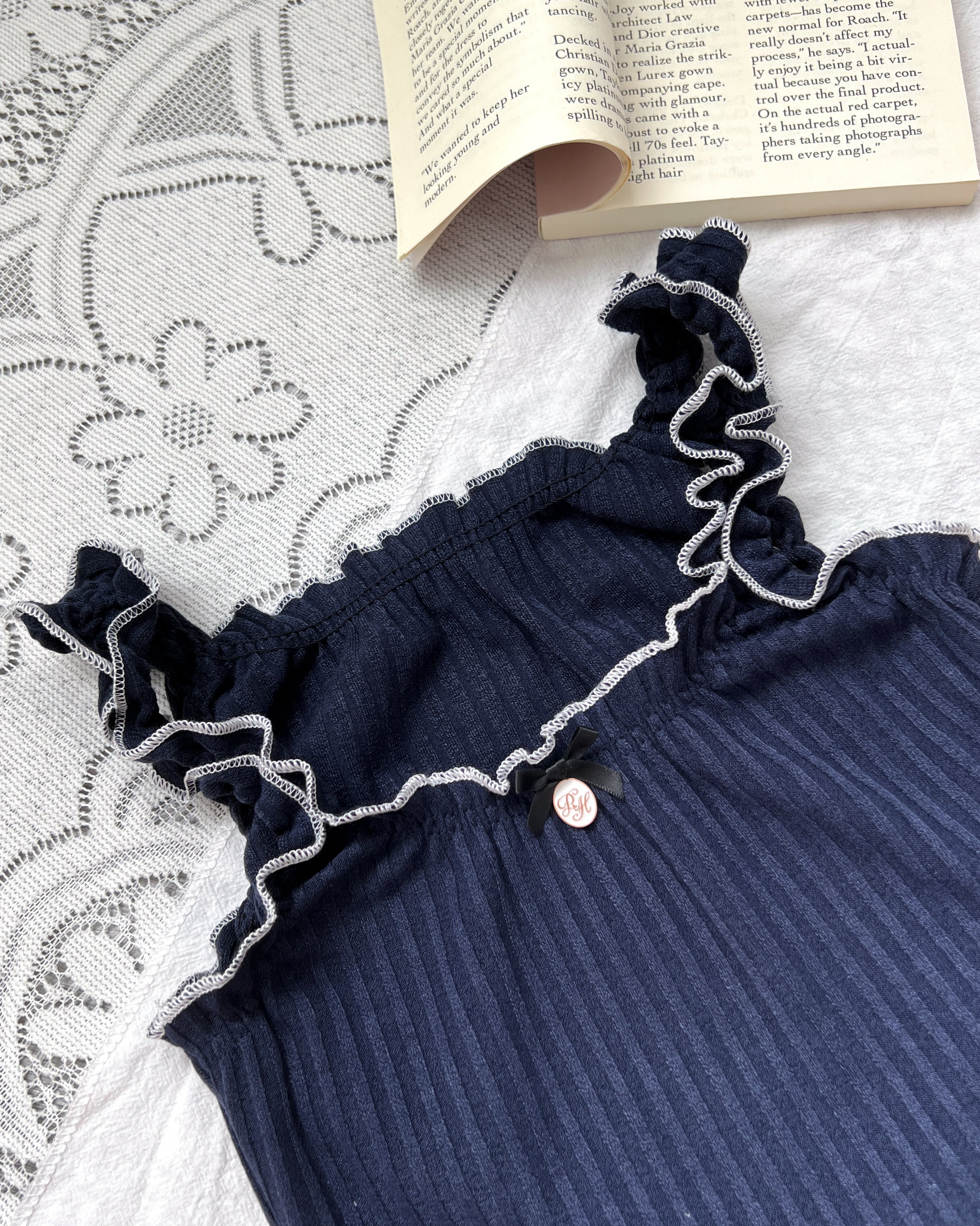 【買一送一】Peachii Iron Plate Logo Ruffles Top Navy EA1250